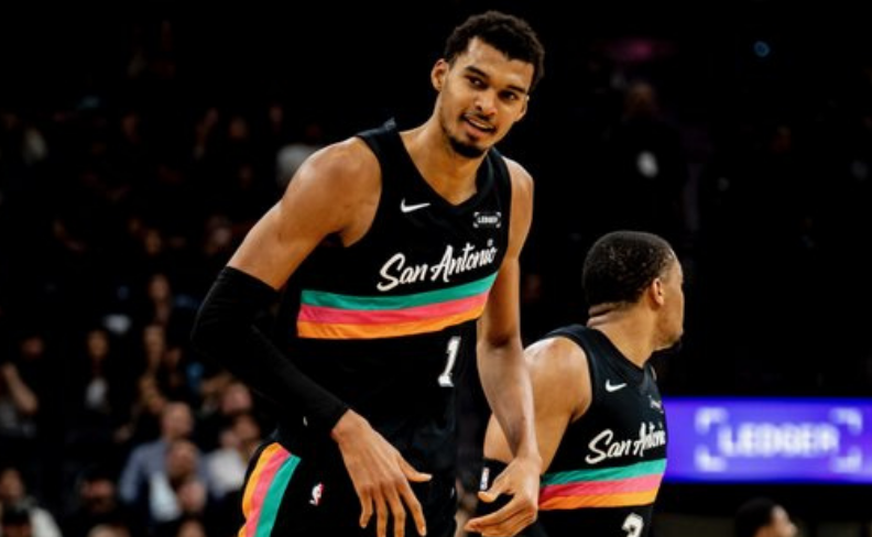 wellbet娱乐-尼克斯大胜终结马刺11连胜 文班25+13+4帽难敌纽约双枪49分